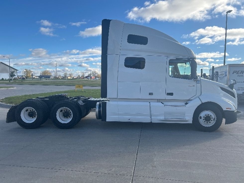 Sleeper Tractor-Heavy Duty Tractors-Volvo-2022-VNL64760-West Fargo-ND-485,671\n\t\tmiles-$ 72,750 - Image 8