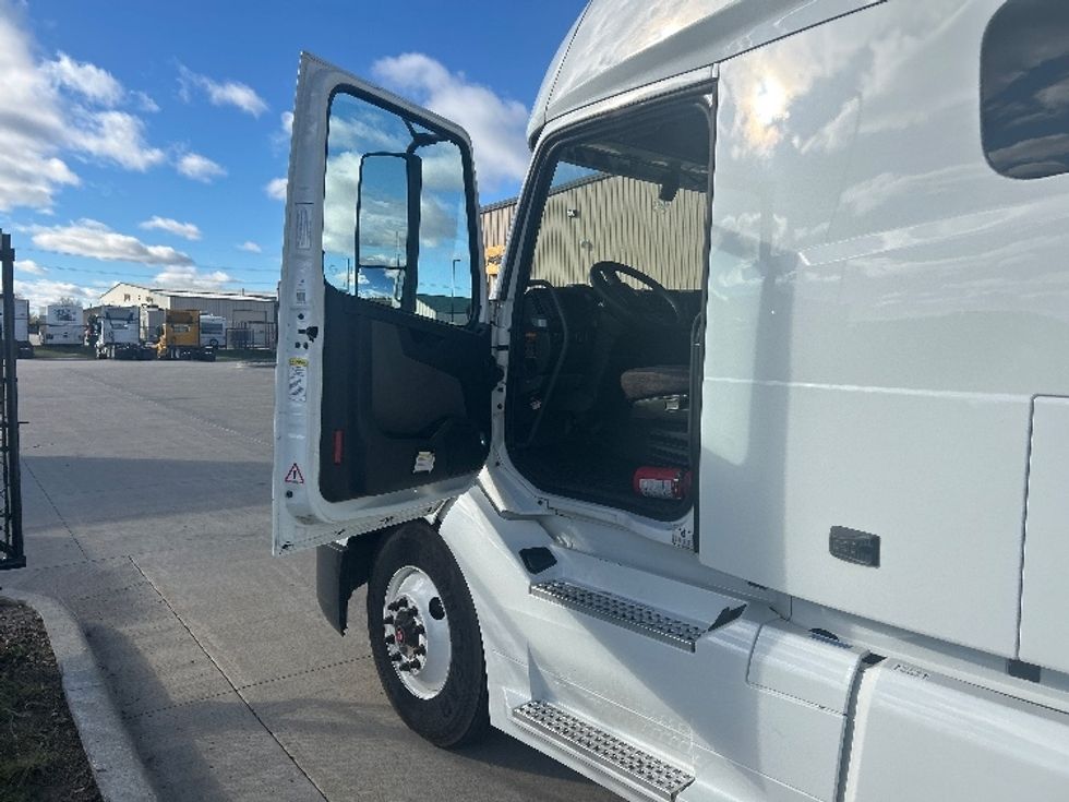 Sleeper Tractor-Heavy Duty Tractors-Volvo-2022-VNL64760-West Fargo-ND-485,671\n\t\tmiles-$ 72,750 - Image 9