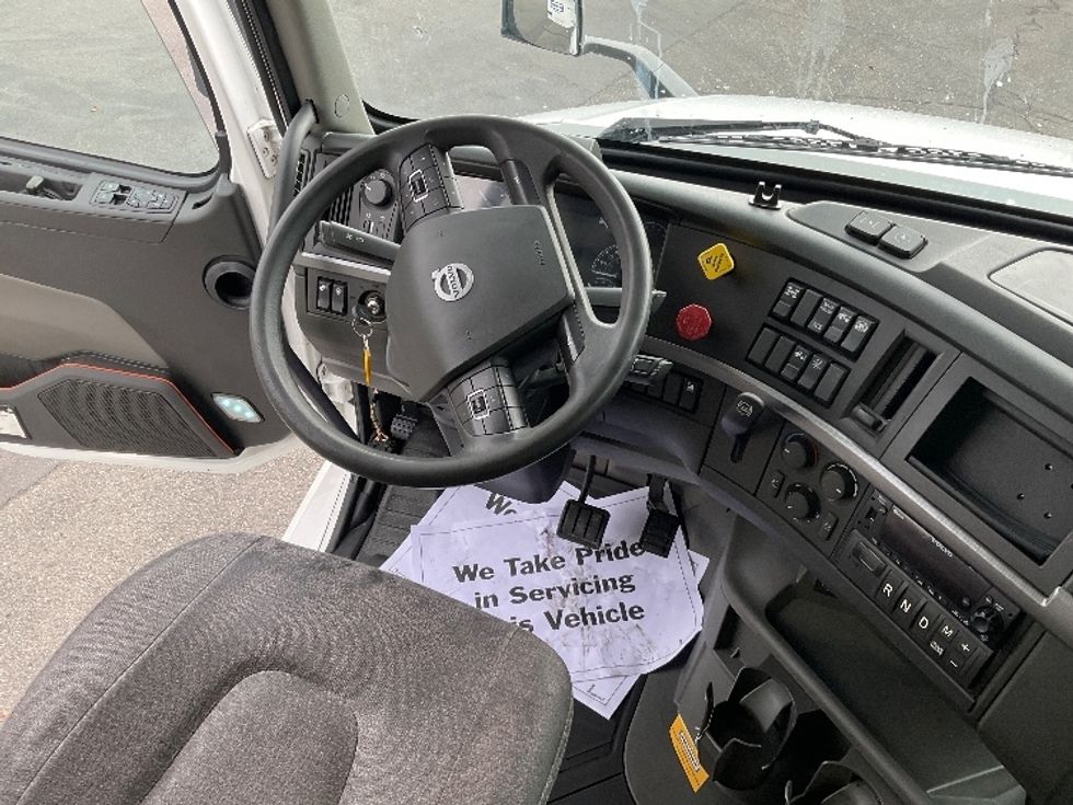Sleeper Tractor-Heavy Duty Tractors-Volvo-2022-VNL64760-West Sacramento-CA-485,555\n\t\tmiles-$ 84,250 - Image 11