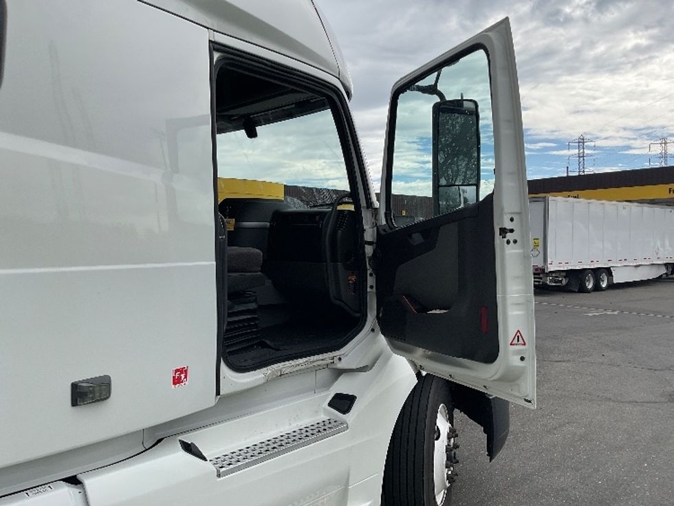 Sleeper Tractor-Heavy Duty Tractors-Volvo-2022-VNL64760-West Sacramento-CA-485,555\n\t\tmiles-$ 84,250 - Image 13