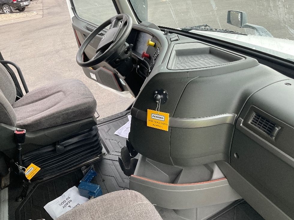 Sleeper Tractor-Heavy Duty Tractors-Volvo-2022-VNL64760-West Sacramento-CA-485,555\n\t\tmiles-$ 84,250 - Image 15