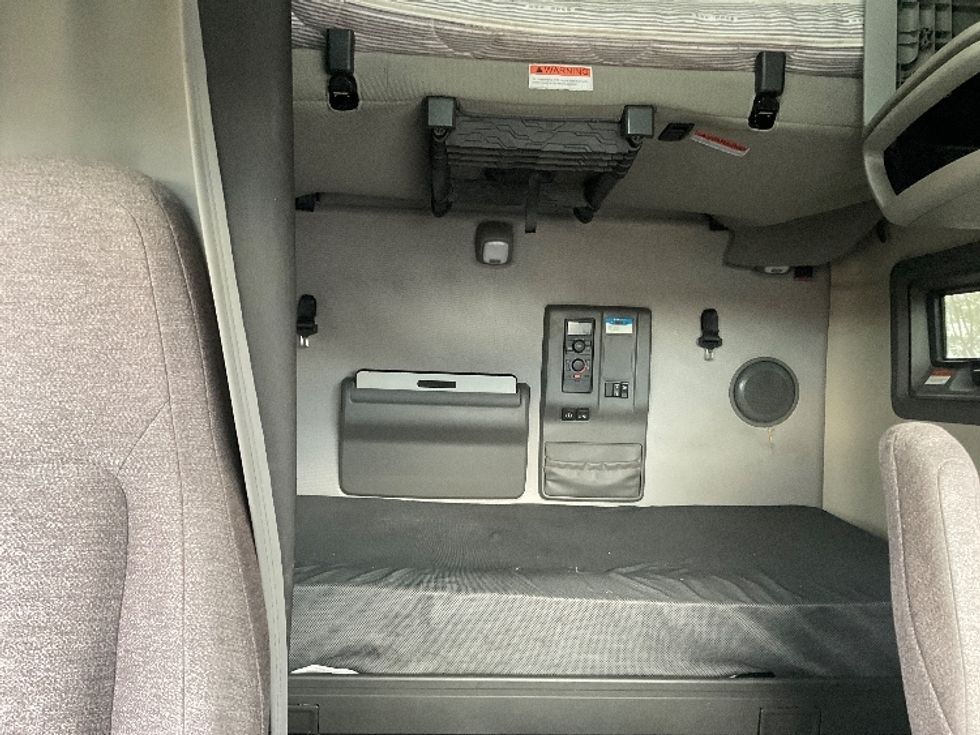 Sleeper Tractor-Heavy Duty Tractors-Volvo-2022-VNL64760-West Sacramento-CA-485,555\n\t\tmiles-$ 84,250 - Image 16