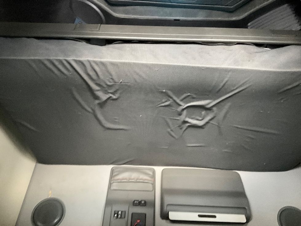 Sleeper Tractor-Heavy Duty Tractors-Volvo-2022-VNL64760-West Sacramento-CA-485,555\n\t\tmiles-$ 84,250 - Image 17