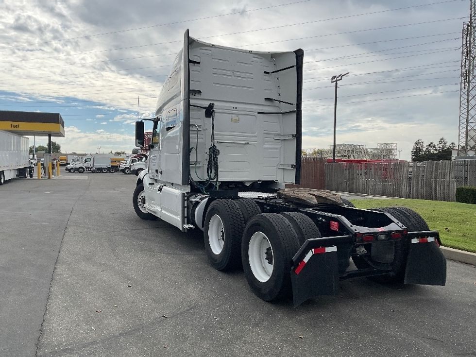 Sleeper Tractor-Heavy Duty Tractors-Volvo-2022-VNL64760-West Sacramento-CA-485,555\n\t\tmiles-$ 84,250 - Image 5
