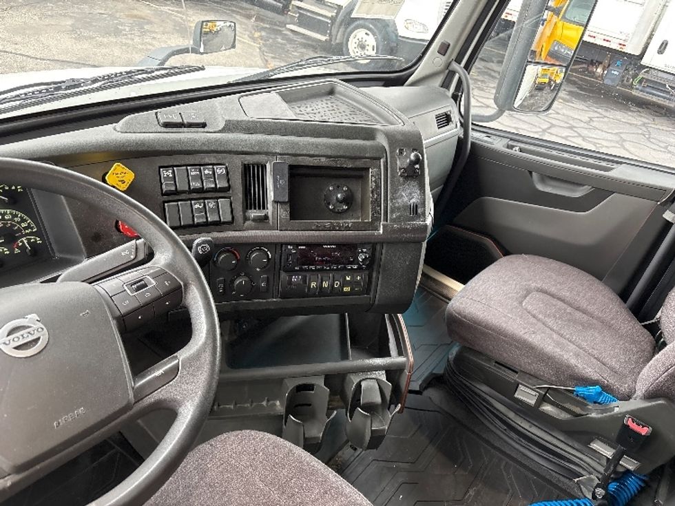 Sleeper Tractor-Heavy Duty Tractors-Volvo-2022-VNL64760-West Valley City-UT-522,922\n\t\tmiles-$ 77,750 - Image 10