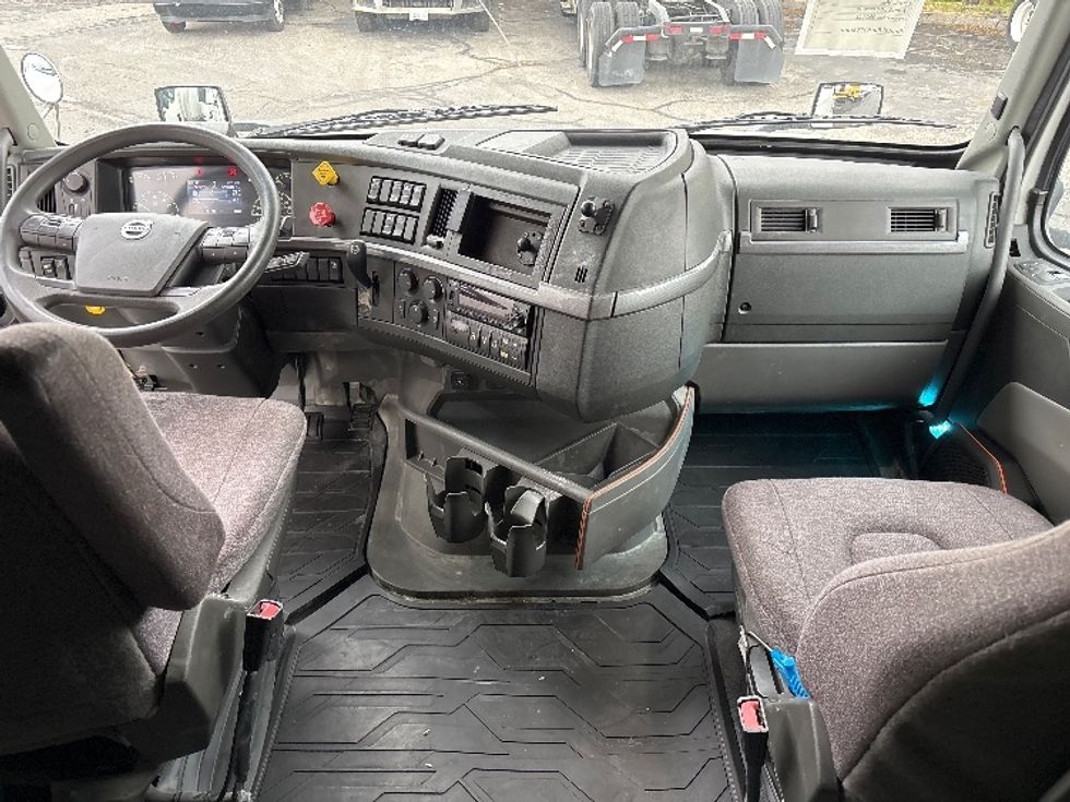 Sleeper Tractor-Heavy Duty Tractors-Volvo-2022-VNL64760-West Valley City-UT-522,922\n\t\tmiles-$ 77,750 - Image 12