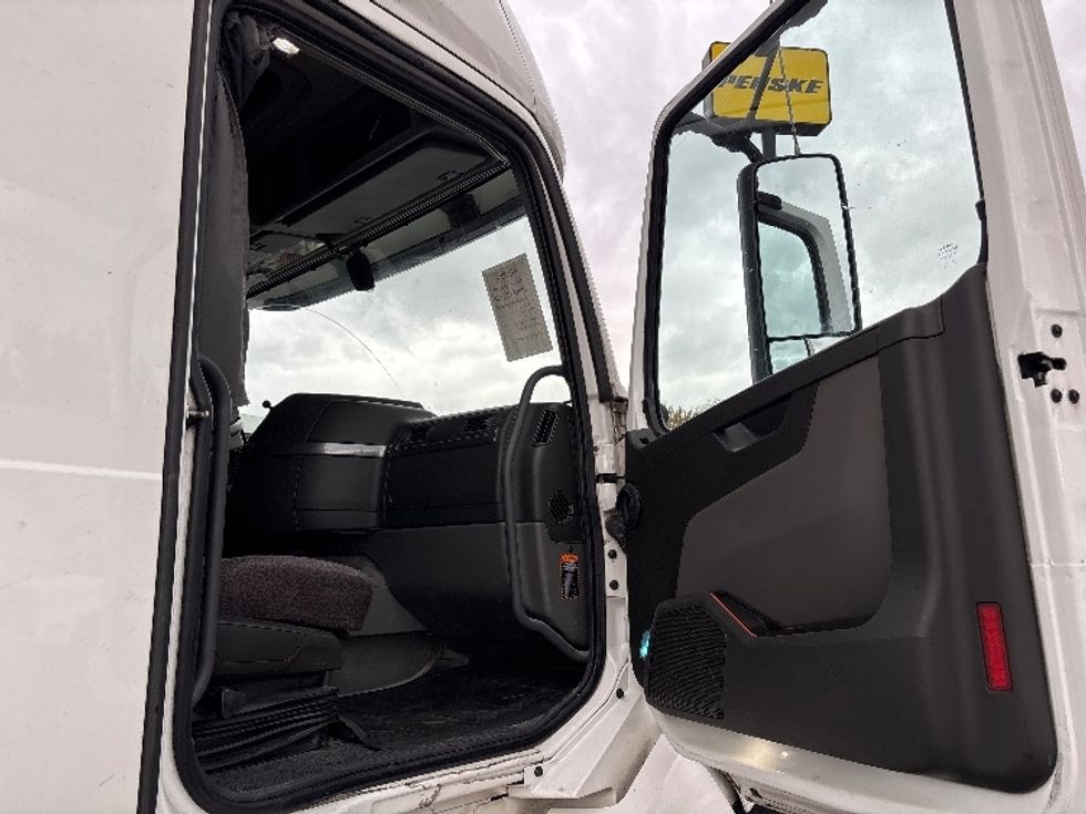 Sleeper Tractor-Heavy Duty Tractors-Volvo-2022-VNL64760-West Valley City-UT-522,922\n\t\tmiles-$ 77,750 - Image 13