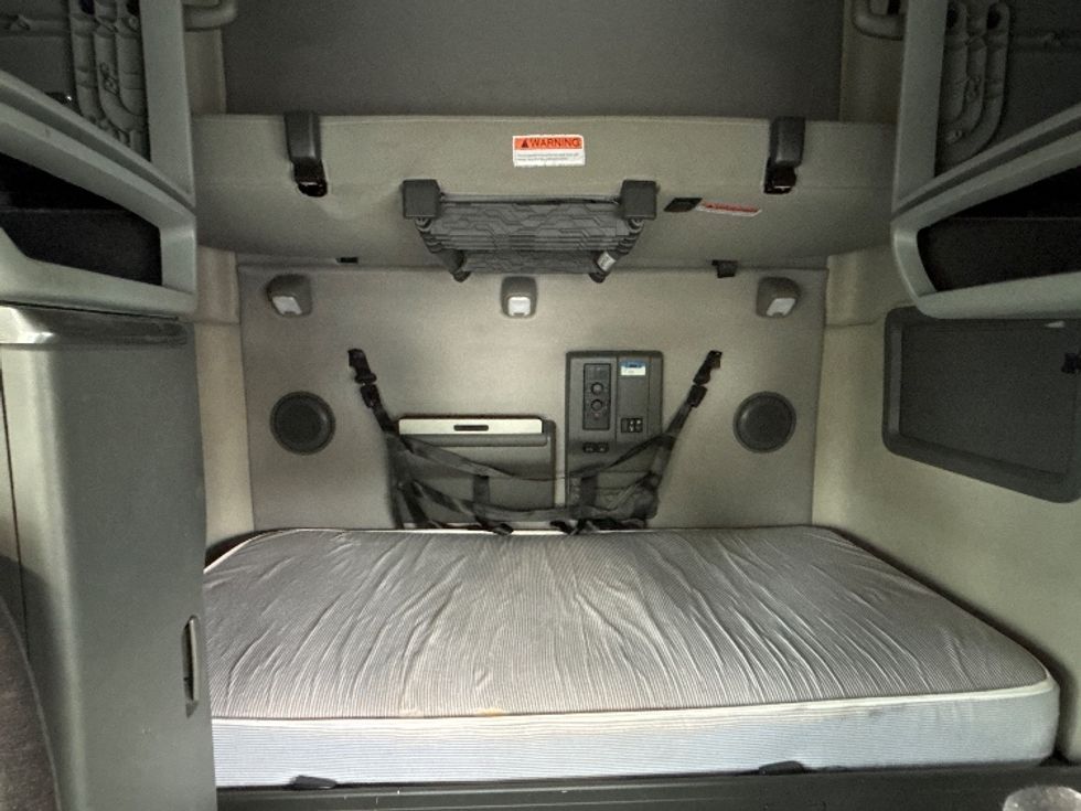 Sleeper Tractor-Heavy Duty Tractors-Volvo-2022-VNL64760-West Valley City-UT-522,922\n\t\tmiles-$ 77,750 - Image 16