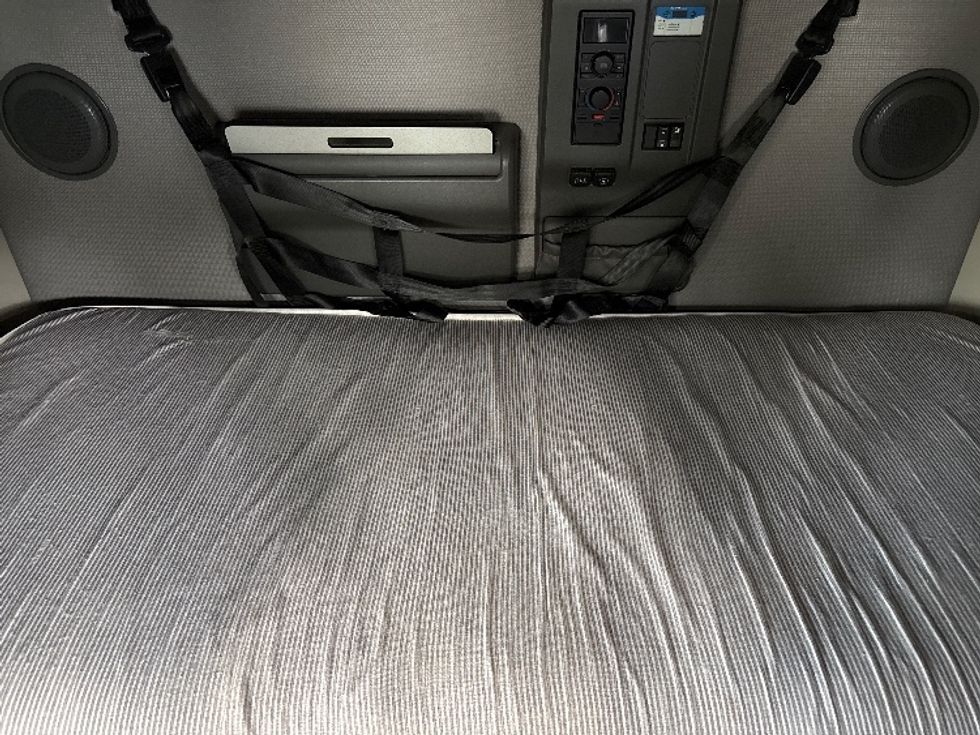 Sleeper Tractor-Heavy Duty Tractors-Volvo-2022-VNL64760-West Valley City-UT-522,922\n\t\tmiles-$ 77,750 - Image 17