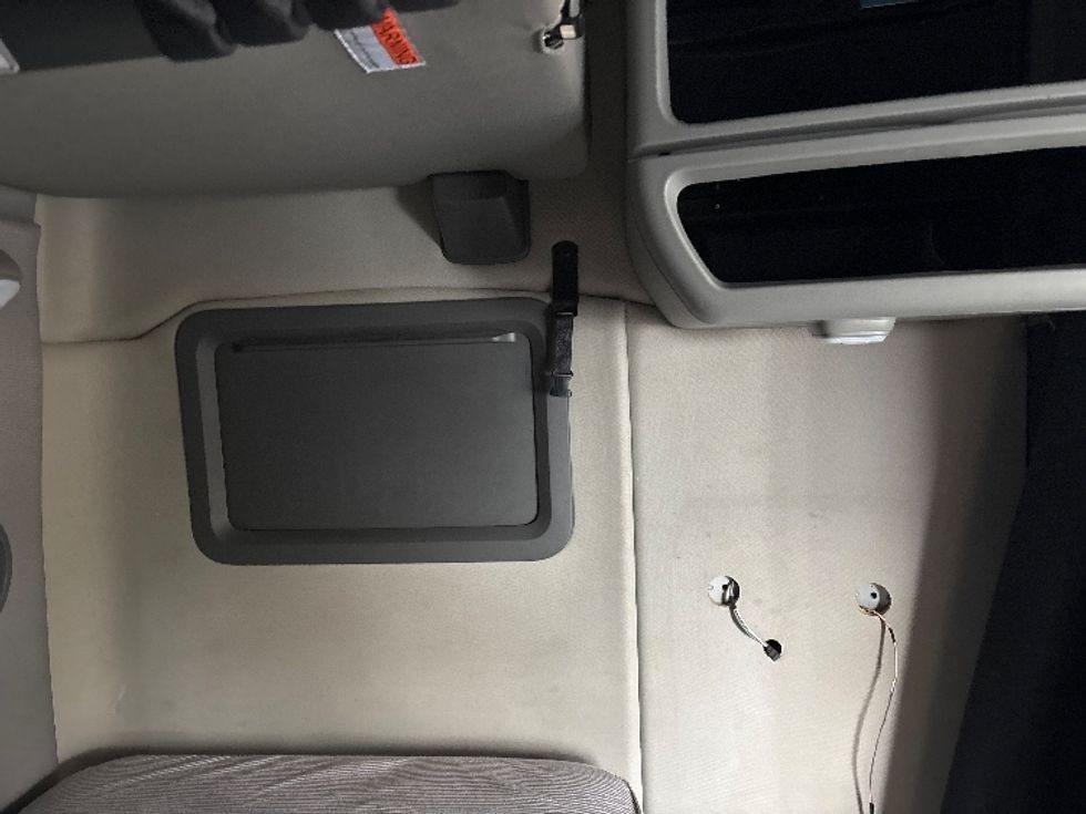 Sleeper Tractor-Heavy Duty Tractors-Volvo-2022-VNL64760-West Valley City-UT-522,922\n\t\tmiles-$ 77,750 - Image 18