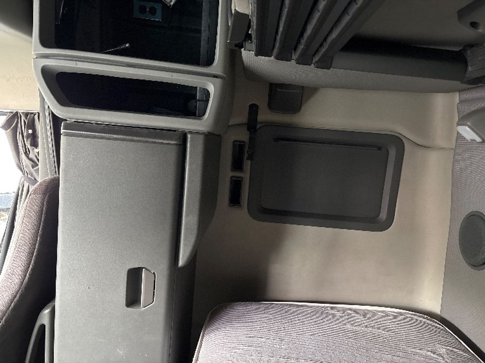 Sleeper Tractor-Heavy Duty Tractors-Volvo-2022-VNL64760-West Valley City-UT-522,922\n\t\tmiles-$ 77,750 - Image 19