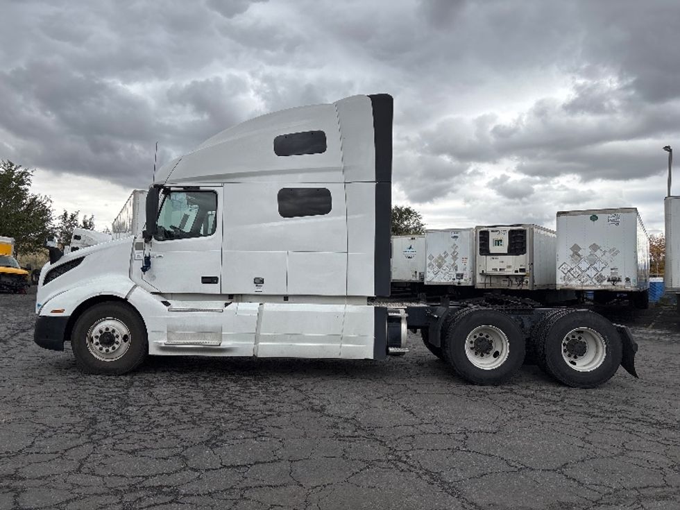 Sleeper Tractor-Heavy Duty Tractors-Volvo-2022-VNL64760-West Valley City-UT-522,922\n\t\tmiles-$ 77,750 - Image 4