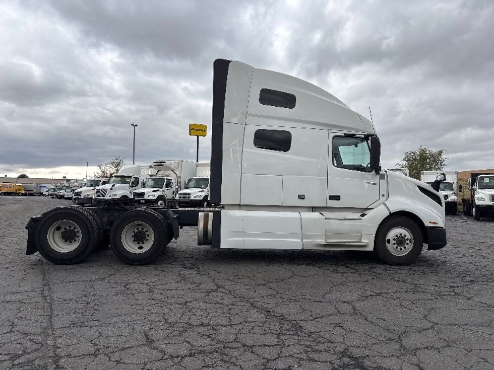 Sleeper Tractor-Heavy Duty Tractors-Volvo-2022-VNL64760-West Valley City-UT-522,922\n\t\tmiles-$ 77,750 - Image 8
