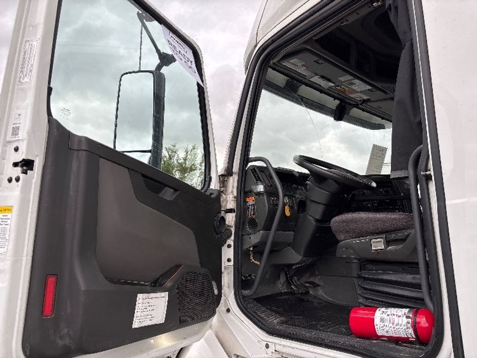 Sleeper Tractor-Heavy Duty Tractors-Volvo-2022-VNL64760-West Valley City-UT-522,922\n\t\tmiles-$ 77,750 - Image 9