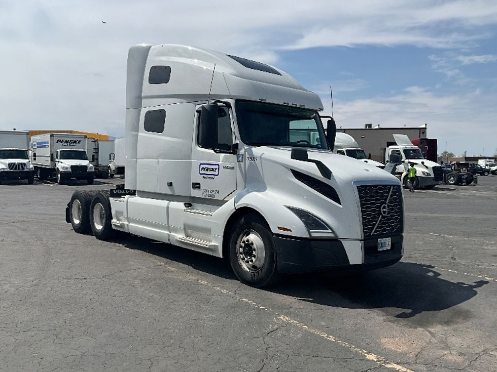 Sleeper Tractor-Heavy Duty Tractors-Volvo-2022-VNL64760-West Valley City-UT-550,879\n\t\tmiles-$ 73,250 - Image 1