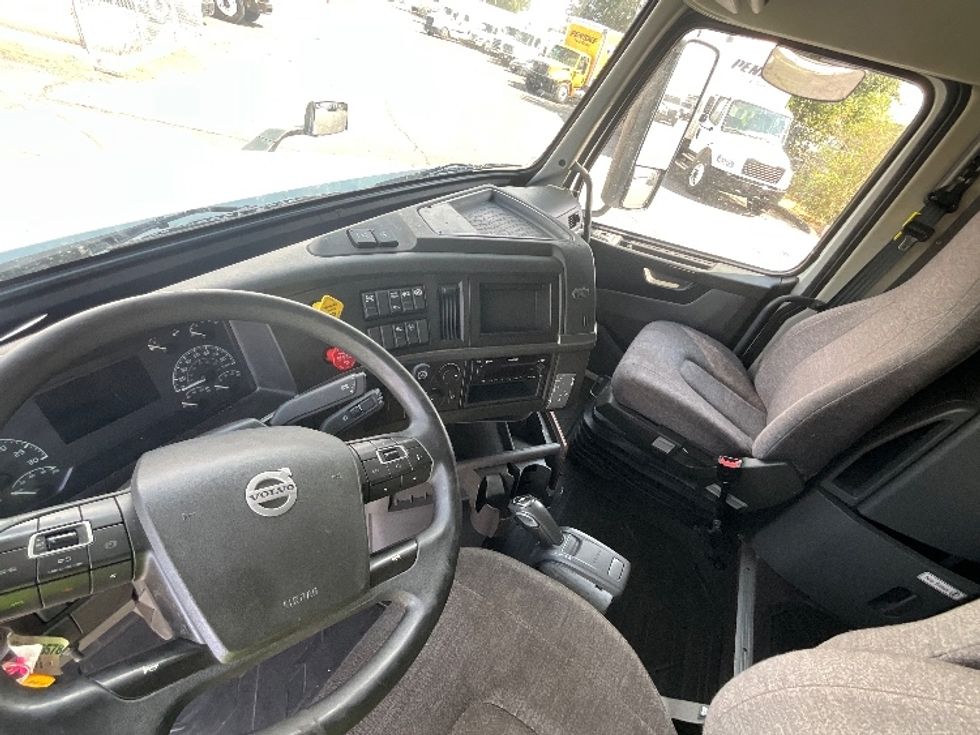 Sleeper Tractor-Heavy Duty Tractors-Volvo-2022-VNL64760-West Valley City-UT-550,879\n\t\tmiles-$ 73,250 - Image 10