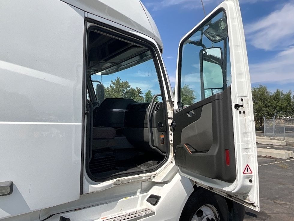 Sleeper Tractor-Heavy Duty Tractors-Volvo-2022-VNL64760-West Valley City-UT-550,879\n\t\tmiles-$ 73,250 - Image 13