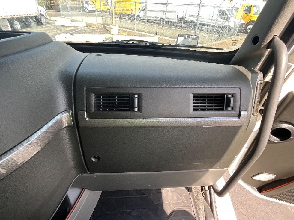 Sleeper Tractor-Heavy Duty Tractors-Volvo-2022-VNL64760-West Valley City-UT-550,879\n\t\tmiles-$ 73,250 - Image 14