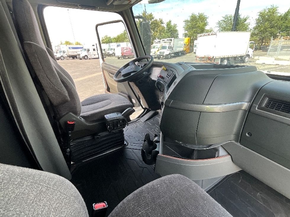Sleeper Tractor-Heavy Duty Tractors-Volvo-2022-VNL64760-West Valley City-UT-550,879\n\t\tmiles-$ 73,250 - Image 15
