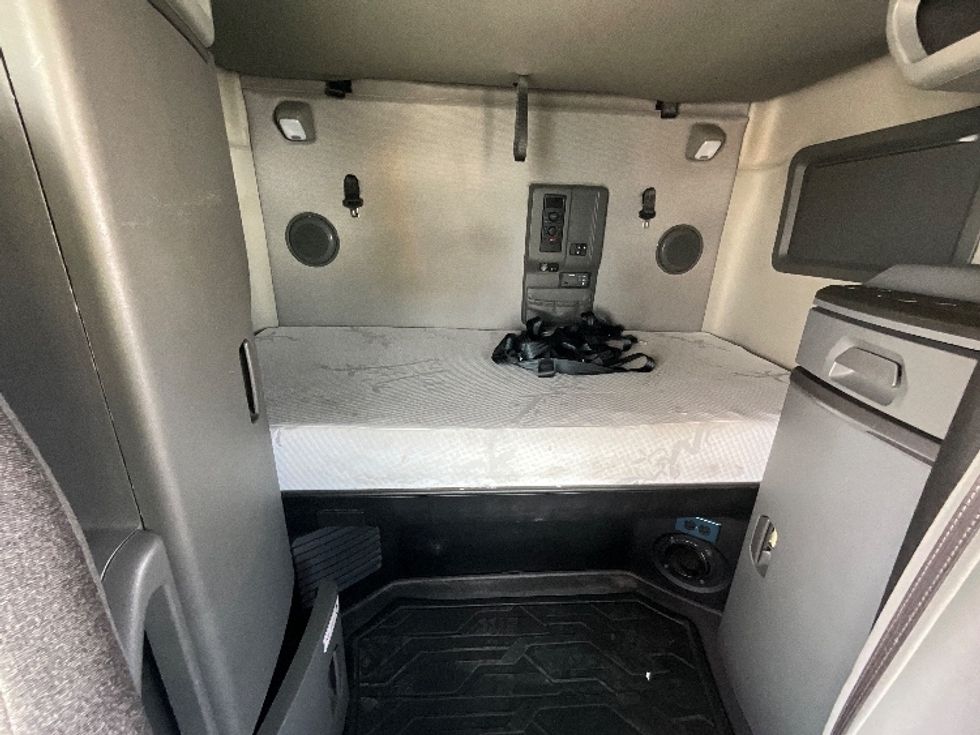 Sleeper Tractor-Heavy Duty Tractors-Volvo-2022-VNL64760-West Valley City-UT-550,879\n\t\tmiles-$ 73,250 - Image 16