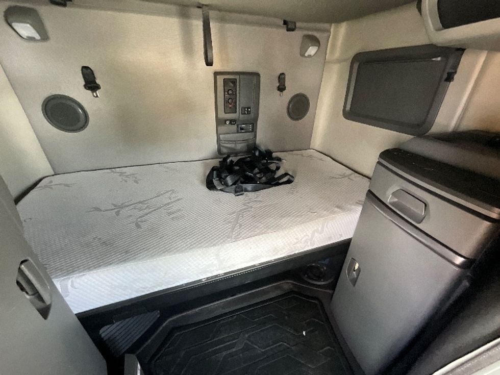 Sleeper Tractor-Heavy Duty Tractors-Volvo-2022-VNL64760-West Valley City-UT-550,879\n\t\tmiles-$ 73,250 - Image 17