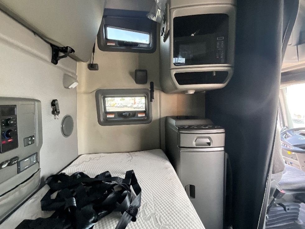 Sleeper Tractor-Heavy Duty Tractors-Volvo-2022-VNL64760-West Valley City-UT-550,879\n\t\tmiles-$ 73,250 - Image 18