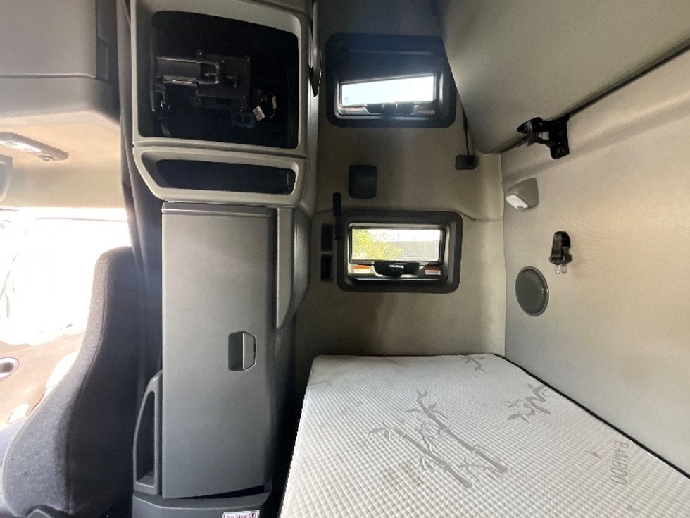 Sleeper Tractor-Heavy Duty Tractors-Volvo-2022-VNL64760-West Valley City-UT-550,879\n\t\tmiles-$ 73,250 - Image 19