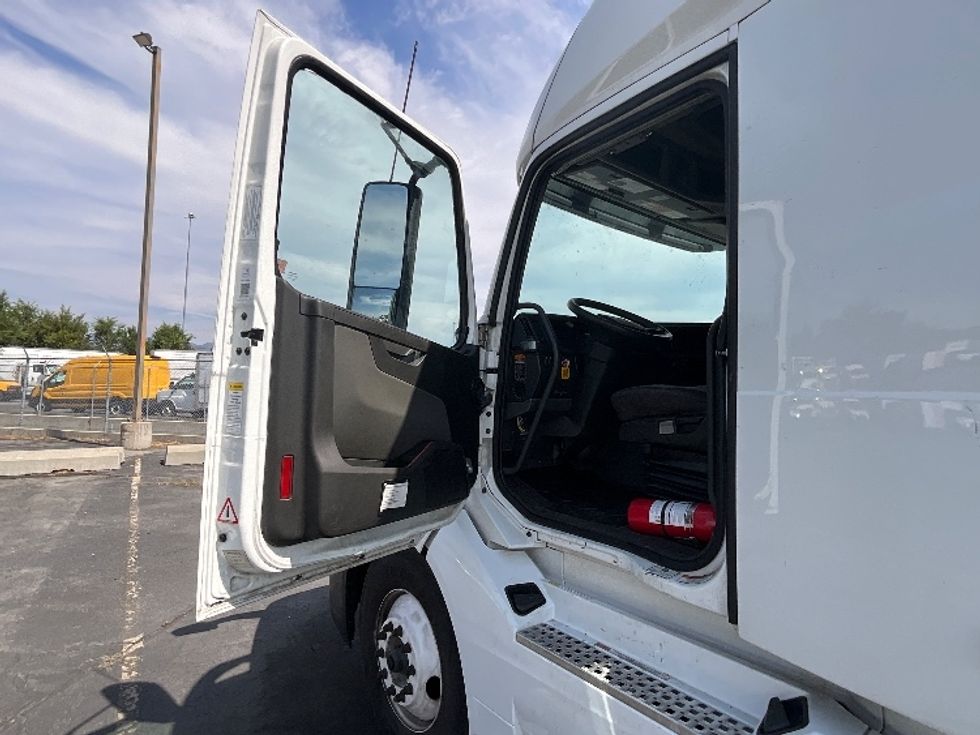 Sleeper Tractor-Heavy Duty Tractors-Volvo-2022-VNL64760-West Valley City-UT-550,879\n\t\tmiles-$ 73,250 - Image 9