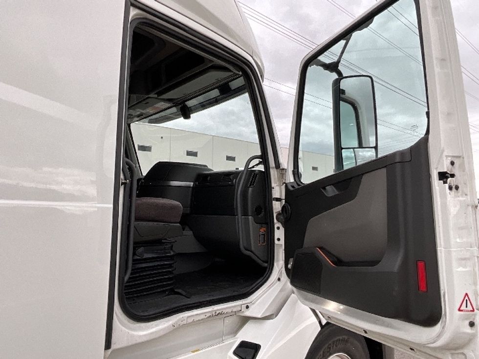 Sleeper Tractor-Heavy Duty Tractors-Volvo-2022-VNL64760-West Valley City-UT-551,867\n\t\tmiles-$ 71,250 - Image 13