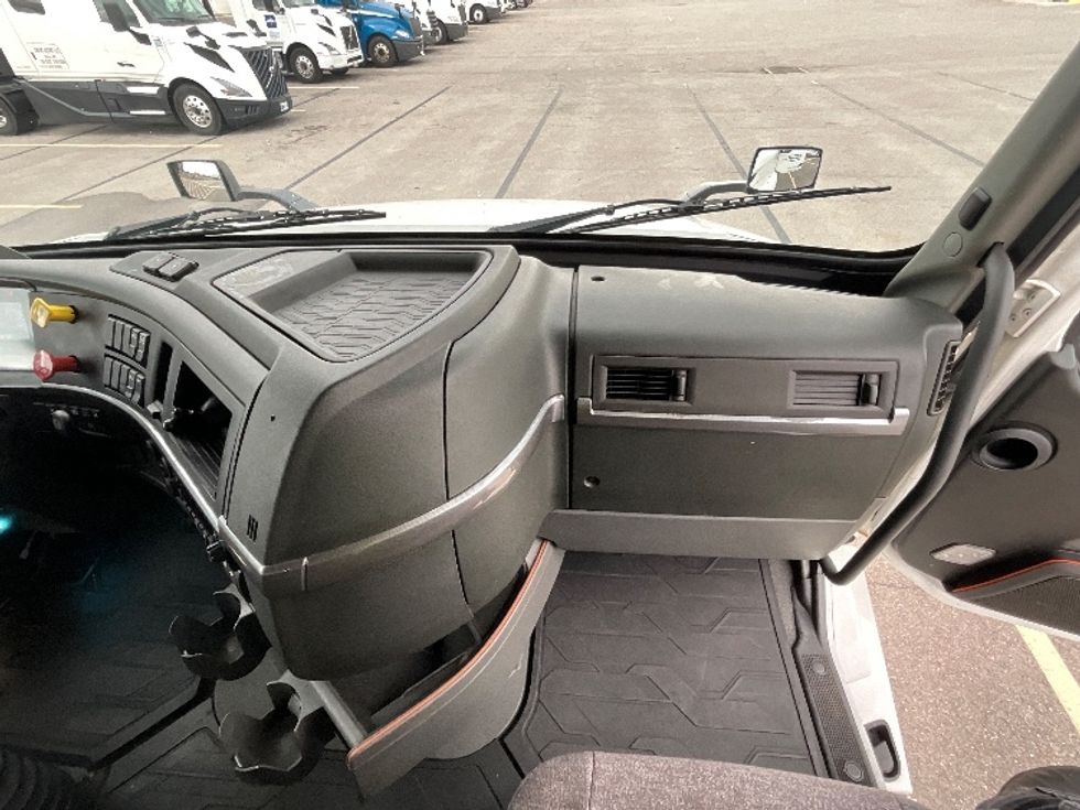 Sleeper Tractor-Heavy Duty Tractors-Volvo-2022-VNL64760-West Valley City-UT-551,867\n\t\tmiles-$ 71,250 - Image 14