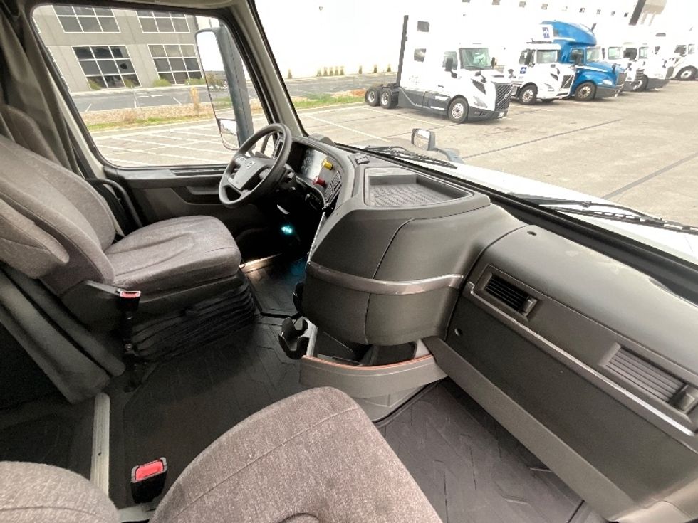 Sleeper Tractor-Heavy Duty Tractors-Volvo-2022-VNL64760-West Valley City-UT-551,867\n\t\tmiles-$ 71,250 - Image 15