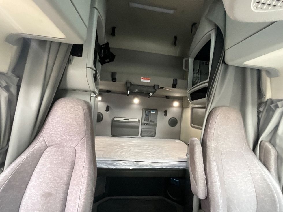 Sleeper Tractor-Heavy Duty Tractors-Volvo-2022-VNL64760-West Valley City-UT-551,867\n\t\tmiles-$ 71,250 - Image 16