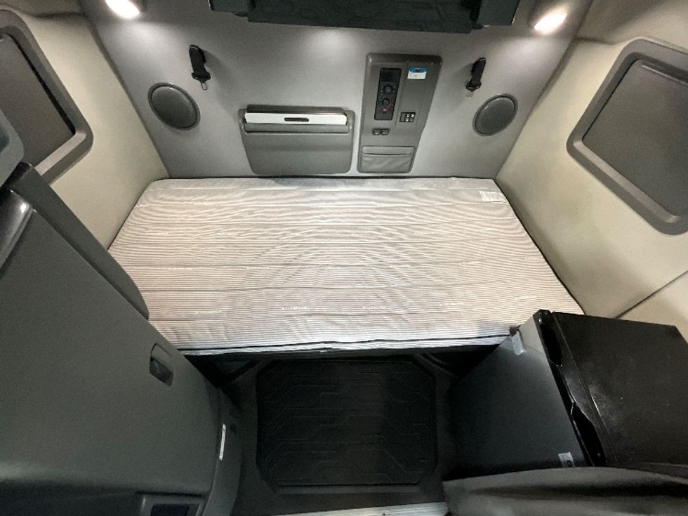 Sleeper Tractor-Heavy Duty Tractors-Volvo-2022-VNL64760-West Valley City-UT-551,867\n\t\tmiles-$ 71,250 - Image 17