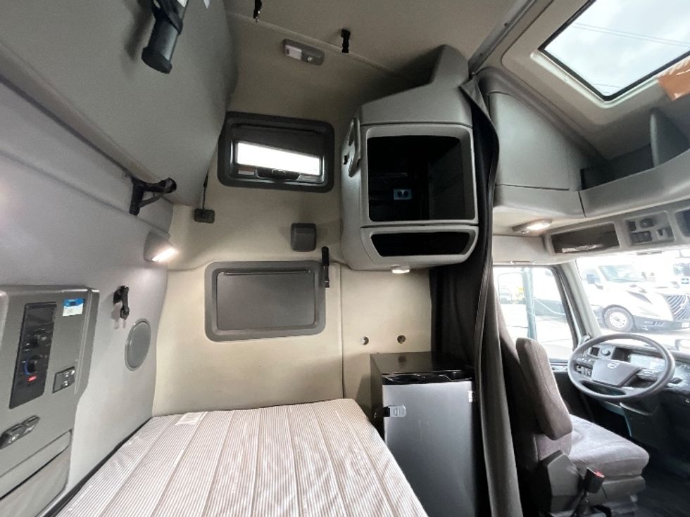 Sleeper Tractor-Heavy Duty Tractors-Volvo-2022-VNL64760-West Valley City-UT-551,867\n\t\tmiles-$ 71,250 - Image 18