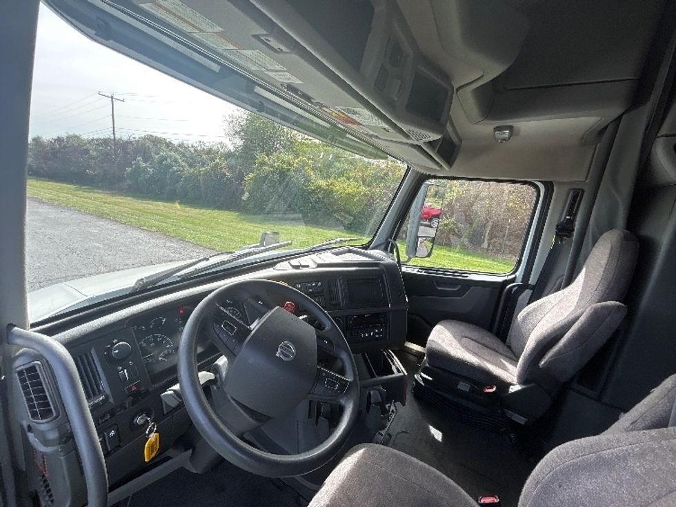 Sleeper Tractor-Heavy Duty Tractors-Volvo-2022-VNL64760-White Deer-PA-427,273\n\t\tmiles-$ 78,250 - Image 10