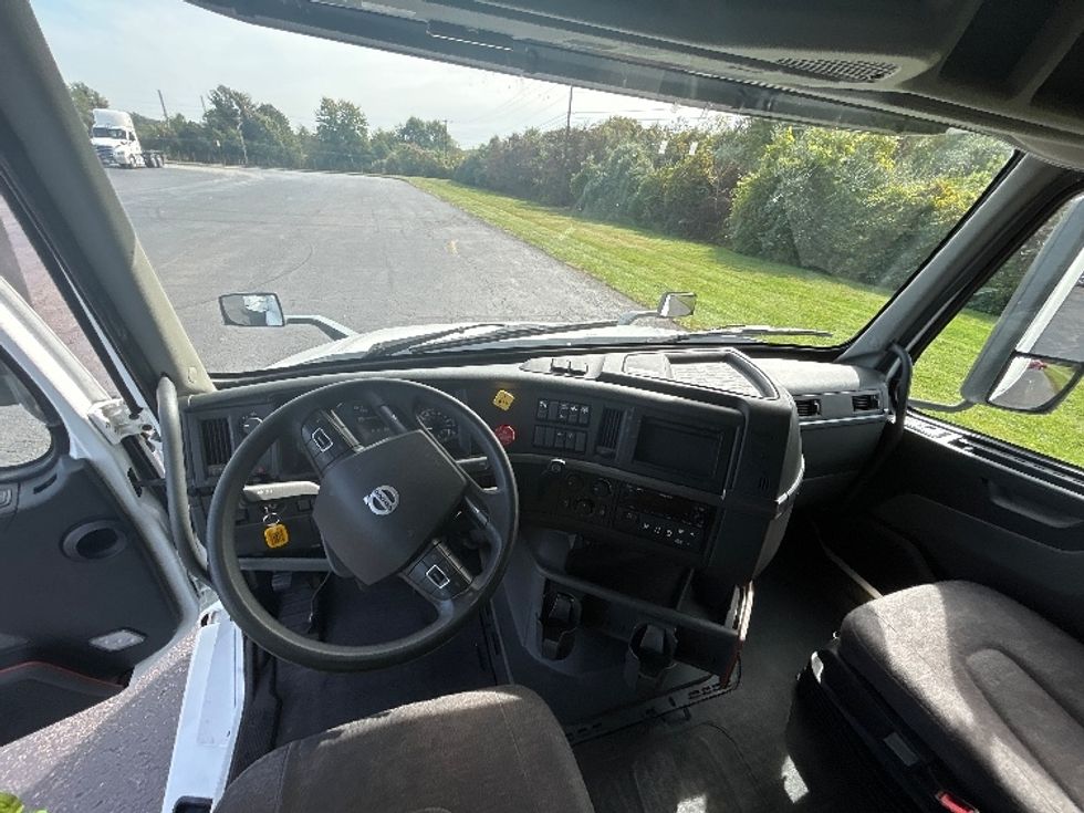 Sleeper Tractor-Heavy Duty Tractors-Volvo-2022-VNL64760-White Deer-PA-427,273\n\t\tmiles-$ 78,250 - Image 11