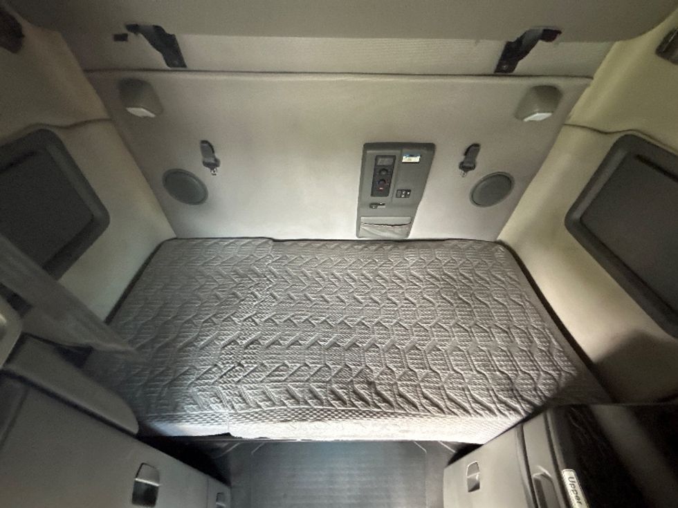 Sleeper Tractor-Heavy Duty Tractors-Volvo-2022-VNL64760-White Deer-PA-427,273\n\t\tmiles-$ 78,250 - Image 17