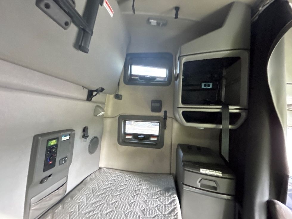 Sleeper Tractor-Heavy Duty Tractors-Volvo-2022-VNL64760-White Deer-PA-427,273\n\t\tmiles-$ 78,250 - Image 18