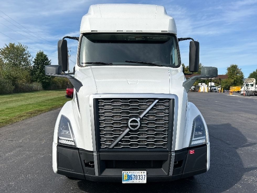 2022 Volvo Truck VNL photo 2