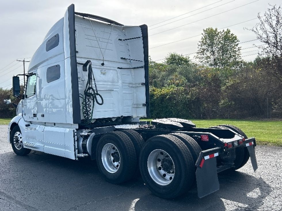 Sleeper Tractor-Heavy Duty Tractors-Volvo-2022-VNL64760-White Deer-PA-427,273\n\t\tmiles-$ 78,250 - Image 5