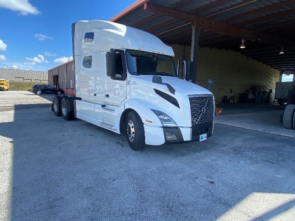 Sleeper Tractor-Heavy Duty Tractors-Volvo-2022-VNL64760-Winter Haven-FL-552,303\n\t\tmiles-$ 70,250 - Image 1