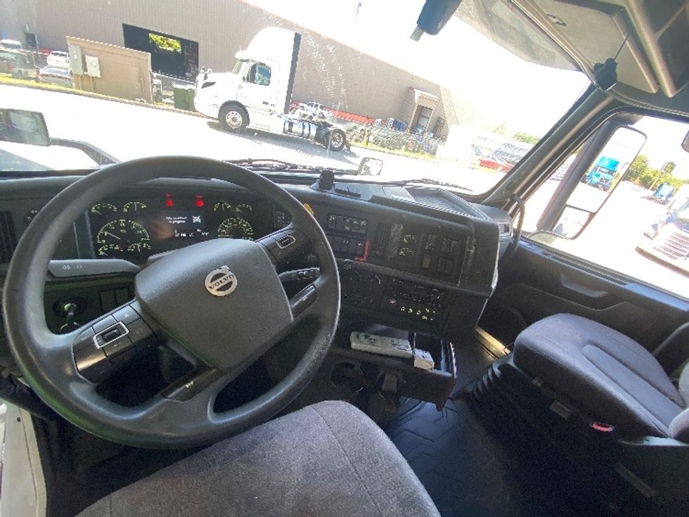 Sleeper Tractor-Heavy Duty Tractors-Volvo-2022-VNL64760-Winter Haven-FL-552,303\n\t\tmiles-$ 70,250 - Image 10