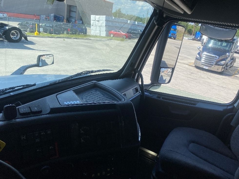 Sleeper Tractor-Heavy Duty Tractors-Volvo-2022-VNL64760-Winter Haven-FL-552,303\n\t\tmiles-$ 70,250 - Image 12