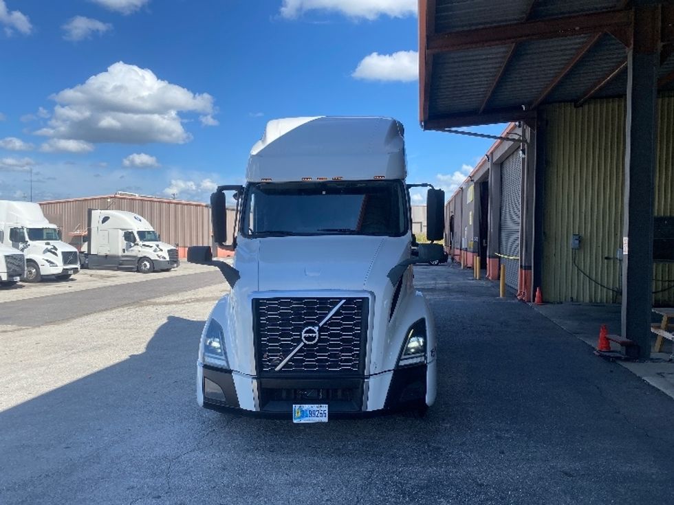 Sleeper Tractor-Heavy Duty Tractors-Volvo-2022-VNL64760-Winter Haven-FL-552,303\n\t\tmiles-$ 70,250 - Image 2