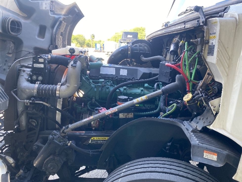 Sleeper Tractor-Heavy Duty Tractors-Volvo-2022-VNL64760-Winter Haven-FL-552,303\n\t\tmiles-$ 70,250 - Image 21