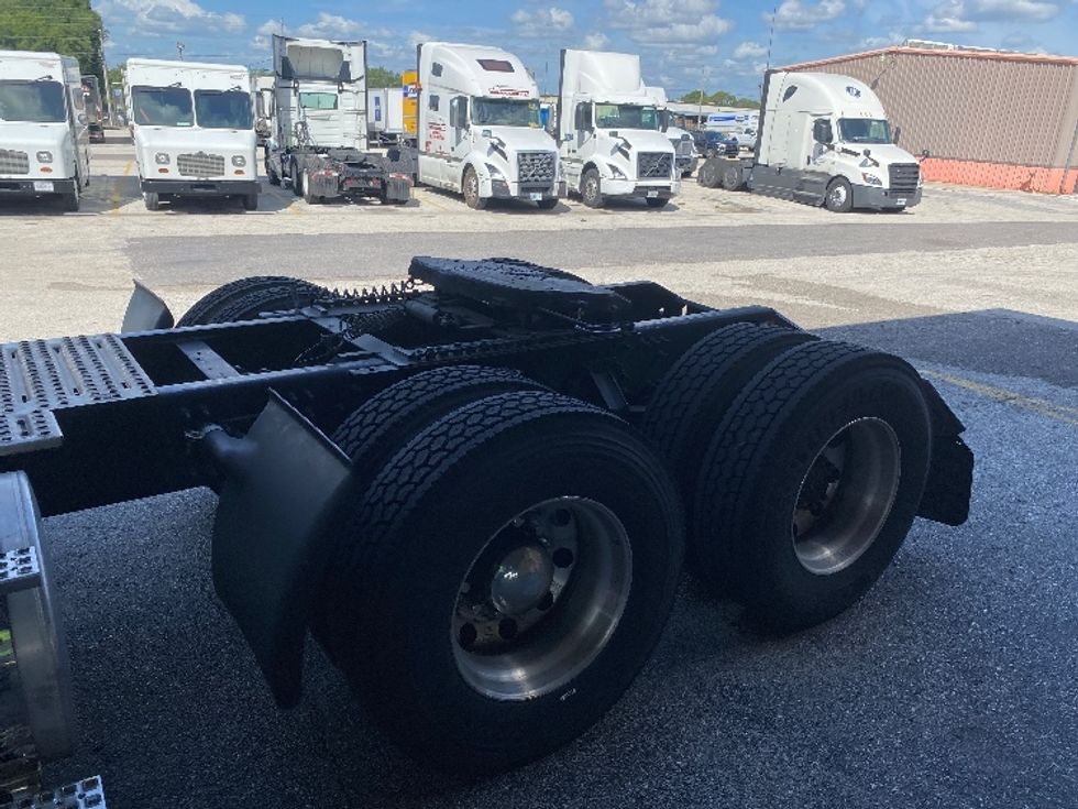 Sleeper Tractor-Heavy Duty Tractors-Volvo-2022-VNL64760-Winter Haven-FL-552,303\n\t\tmiles-$ 70,250 - Image 23