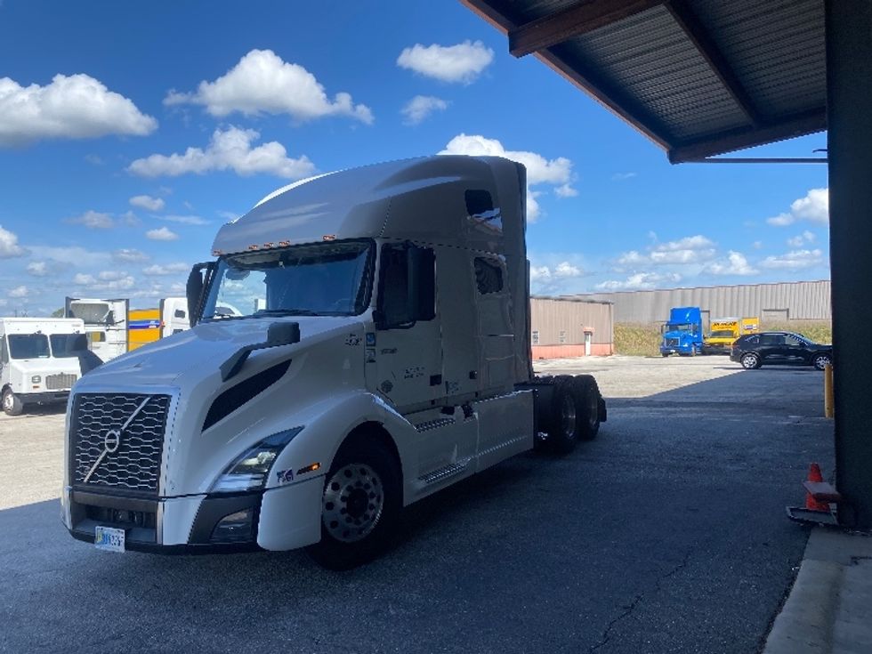 Sleeper Tractor-Heavy Duty Tractors-Volvo-2022-VNL64760-Winter Haven-FL-552,303\n\t\tmiles-$ 70,250 - Image 3