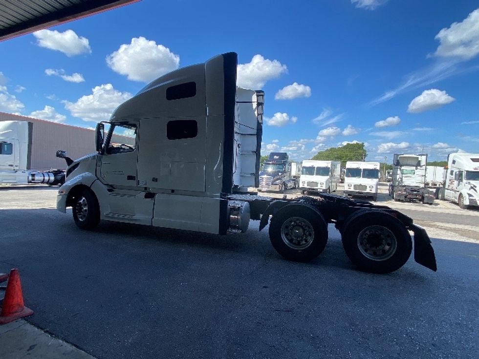 Sleeper Tractor-Heavy Duty Tractors-Volvo-2022-VNL64760-Winter Haven-FL-552,303\n\t\tmiles-$ 70,250 - Image 4