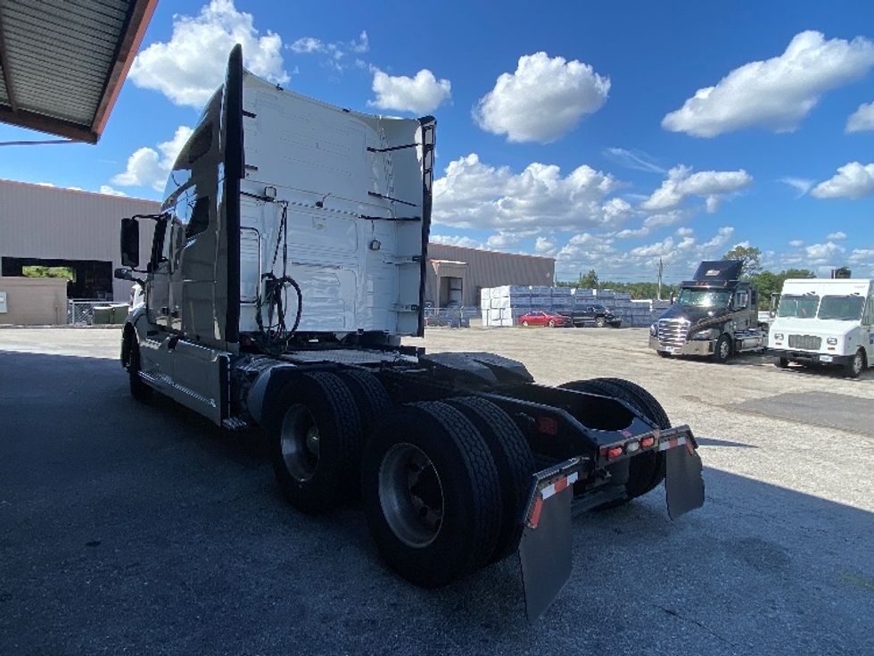 Sleeper Tractor-Heavy Duty Tractors-Volvo-2022-VNL64760-Winter Haven-FL-552,303\n\t\tmiles-$ 70,250 - Image 5