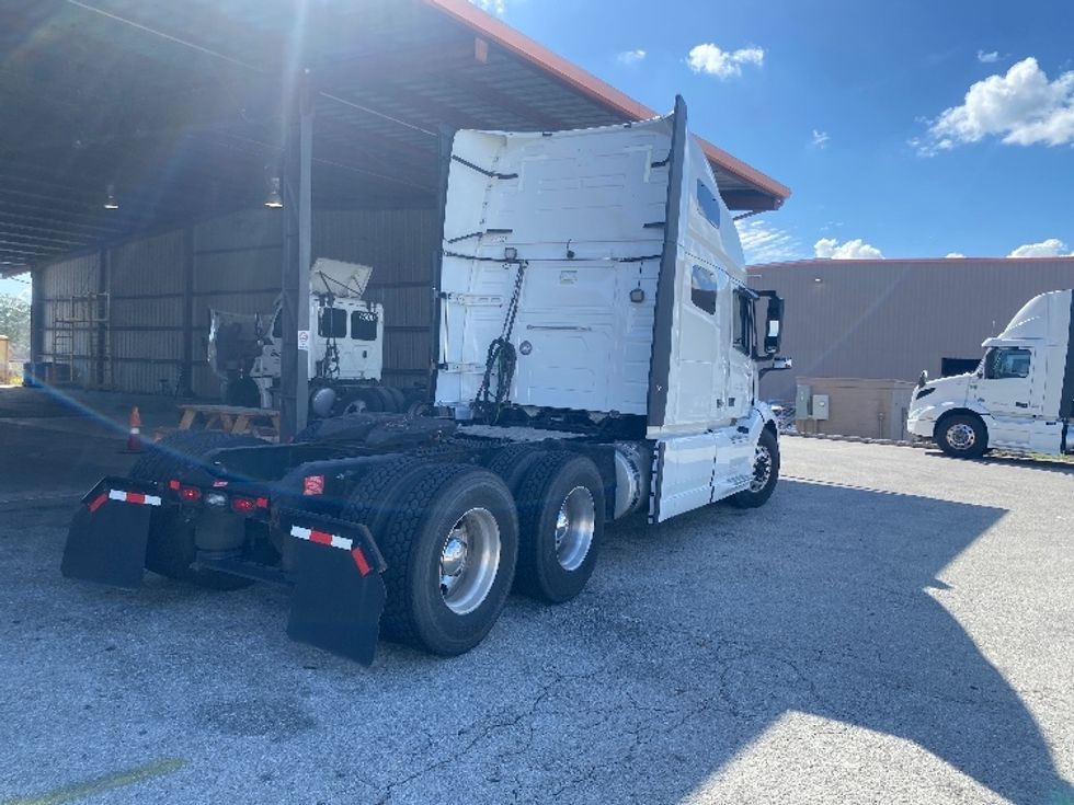 Sleeper Tractor-Heavy Duty Tractors-Volvo-2022-VNL64760-Winter Haven-FL-552,303\n\t\tmiles-$ 70,250 - Image 7